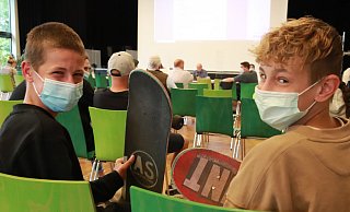 Als Zuschauer verfolgen Nico (links) und Leon Klippenstein die Diskussion im Ausschuss. Am liebsten würden sie schon die geplante Skateranlage nutzen. - Knut Dinter Als Zuschauer verfolgen Nico (links) und Leon Klippenstein die Diskussion im Ausschuss. Am liebsten würden sie schon die geplante Skateranlage nutzen. - Knut Dinter