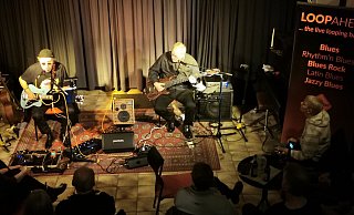 Auf Tuchfühlung mit dem Publikum: in der Deele Brosen gastierte das Duo "Loopahead" mit Udo Lummer (links) und Paul-Gerhard Lange. - Sylvia Frevert Auf Tuchfühlung mit dem Publikum: in der Deele Brosen gastierte das Duo "Loopahead" mit Udo Lummer (links) und Paul-Gerhard Lange. - Sylvia Frevert