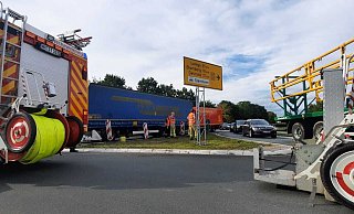 Ein Lkw ist im Steinheimer Kreisverkehr liegen geblieben. - David Schellenberg Ein Lkw ist im Steinheimer Kreisverkehr liegen geblieben. - David Schellenberg
