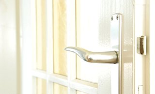 Ein Mann soll sich als Jugendamtsmitarbeiter ausgegeben und versucht haben, ein Kind in Kalletal in Obhut zu nehmen. Der Kreis Lippe spricht eine Warnung aus. - Pixabay