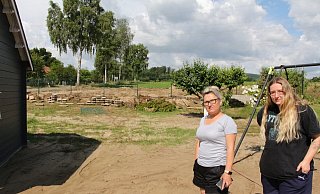 Eva Topor (links) und ihre Tochter Klaudia Pooch in ihrem Garten. Vom Feld im Hintergrund kamen im Mai und Juni die Wasser- und Schlammmassen den Garten und die Straße hinuntergeflossen. - Archivfoto: Freya Köhring