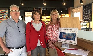 Dr. Johann Malcher (von links), Christine Pons und Regina Suett sammeln Unterschriften in der Bäckerei Wiebusch an der Bielefelder Straße. - Sven Kienscherf Dr. Johann Malcher (von links), Christine Pons und Regina Suett sammeln Unterschriften in der Bäckerei Wiebusch an der Bielefelder Straße. - Sven Kienscherf