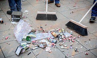 In der Silvesternacht wird auch in der Zuckerstadt kräftig gefeiert. Ärgerlich ist, wenn der Müll nicht zeitnah wegggeräumt wird. In Lage will man dafür mehr sensibilisieren. Das Feuerwerk kann und will man aber nicht verbieten. - Foto: Tobias Kleinschmidt/dpa/picture alliance / dpa