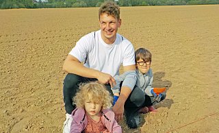 Alex Hildebrandt nimmt mit Sohn Elias und Tochter Malia an der Aktion teil. - Kita „Spatzennest“