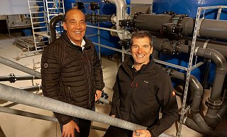 Rolf Stanislawski (links) und Frank Erbs, Betreiber des Schiederaner Freibades, freuen sich, dass die Bauarbeiten planmäßig verlaufen. Die drei neuen Filter stehen bereits im neugebauten Technikgebäude. - Michaela Weiße