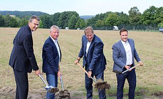 Vorstandsvorsitzender Christian Wendler (von links), Bürgermeister Frank Meier, Geschäftsführer Sven Völlmer und Lukas Hartmann (MaxSolar) greifen für den symbolischen ersten Spatenstich nach den Schaufeln. - Lorraine Brinkmann Vorstandsvorsitzender Christian Wendler (von links), Bürgermeister Frank Meier, Geschäftsführer Sven Völlmer und Lukas Hartmann (MaxSolar) greifen für den symbolischen ersten Spatenstich nach den Schaufeln. - Lorraine Brinkmann