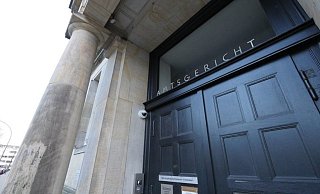 Es war eine eher ungewöhnliche Verhandlung vor dem Amtsgericht: Zwar erschien die Angeklagte zur Sitzung, stürmte aber kurze Zeit später wieder aus dem Saal. Doch warum zog der Abgang keine Konsequenzen nach sich? - Jost Wolf Es war eine eher ungewöhnliche Verhandlung vor dem Amtsgericht: Zwar erschien die Angeklagte zur Sitzung, stürmte aber kurze Zeit später wieder aus dem Saal. Doch warum zog der Abgang keine Konsequenzen nach sich? - Jost Wolf