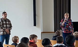 Sabine Schattenfroh und Arnd Begemann von der Kripo Detmold informieren die Lügder Schüler. - Fotorechte: Johannes Gigas Schule Sabine Schattenfroh und Arnd Begemann von der Kripo Detmold informieren die Lügder Schüler. - Fotorechte: Johannes Gigas Schule
