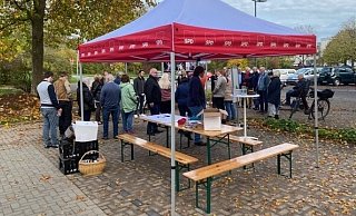 Am Infostand der SPD werden rege Gespräche zum geplanten Neubau der Grundschule in Bad Meinberg geführt. - SPD Horn-Bad Meinberg