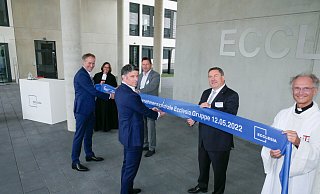 Das Foto zeigt vor dem Band (von links): Jörg-Uwe Goldbeck (Geschäftsführer Goldbeck) und Jochen Körner (CEO Ecclesia Gruppe) sowie hinter dem Band (von links): Superintendentin Juliane Arndt, Bürgermeister Frank Hilker, Landrat Dr. Axel Lehmann und Pfarrer Dr. Dr. Markus Jacobs. - Ecclesia
