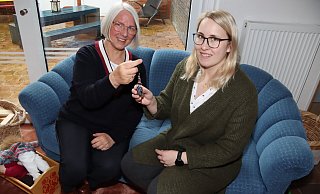 Elke Schlepphorst (links) übergibt hier symbolisch den Schlüssel und somit den Leitungsposten des Familienzentrums/Kita Spatzennest an Lena Siekmann. - Birgit Guhlke
