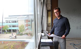 Andreas Wolf, Bauingenieur bei der Blomberger Grundstücks- und Immobilienverwaltung, steht in den Räumen der ehemaligen Realschule, die derzeit saniert werden. - Seda Hagemann Andreas Wolf, Bauingenieur bei der Blomberger Grundstücks- und Immobilienverwaltung, steht in den Räumen der ehemaligen Realschule, die derzeit saniert werden. - Seda Hagemann