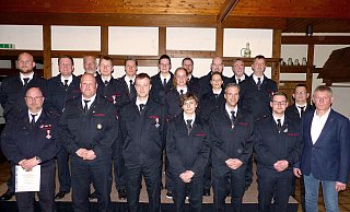 Robin Brand, Leiter der Feuerwehr (oben, Zweiter von links) und Bürgermeister Frank Meier (vorne rechts) mit den anwesenden Beförderten und Geehrten. - Rudi Rudolph