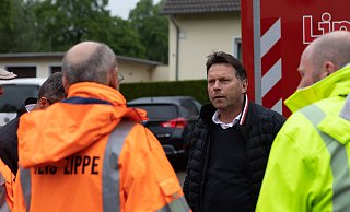 Bürgermeister Frank Hilker sichert Sofortmaßnahmen für Klüt zu, nachdem mit dem Kreis und der Landwirtschaftskammer Ursachenforschung zu den Starkregen-Schäden betrieben worden ist. Mittelfristig sollen auch mehr Ranturierungen am Klüter Bach folgen sowie ein Werben für besseren Versicherungsschutz von Bewohnern in potenziell gefährdeten Bereichen. - Torben Gocke Bürgermeister Frank Hilker sichert Sofortmaßnahmen für Klüt zu, nachdem mit dem Kreis und der Landwirtschaftskammer Ursachenforschung zu den Starkregen-Schäden betrieben worden ist. Mittelfristig sollen auch mehr Ranturierungen am Klüter Bach folgen sowie ein Werben für besseren Versicherungsschutz von Bewohnern in potenziell gefährdeten Bereichen. - Torben Gocke