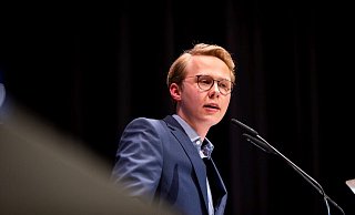Torben Hundsdörfer hält eine Rede auf einem Parteitag. - David Renz Torben Hundsdörfer hält eine Rede auf einem Parteitag. - David Renz