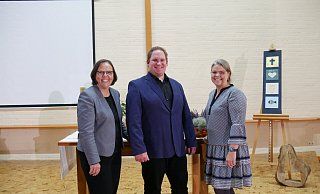 Freude bei der Einführung: Juliane Arndt, Wolfgang Loest und Daniela Flor (von links). - Lippische Landeskirche Freude bei der Einführung: Juliane Arndt, Wolfgang Loest und Daniela Flor (von links). - Lippische Landeskirche