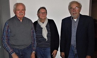 Sie leiteten bis zuletzt die Geschicke des MGV "Harmonie" Varenholz-Stemmen: Vorsitzender Hartmut Grzonka (rechts) sowie Irmgard und Peter Schwarze. - Hans-Ulrich Krause