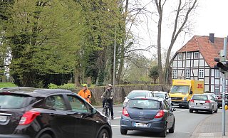 Walter Windt (links) und Werner Kloppmann sind mit dem Rad an der Herforder Straße unterwegs. An der Kreuzung Steinweg müssen sie sich in der Mitte zwischen den Autos positionieren, um geradeaus Richtung Mittelstraße und Engelbert-Kämpfer-Straße zu fahren. - Katrin Kantelberg