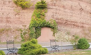 Einzigartig ist der Blick aus dem Garten in der Niestetalstraße 12. Die unscheinbare Tür ist der Eingang zu einem ungewöhnlichen Gartenhäuschen. - Sylvia Frevert