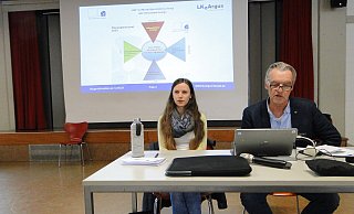 Katharina Döbler und Michael Volpert von der Firma "LK Argus" aus Kassel stellen die Ergebnisse der Bürgerbefragung hinsichtlich der Verkehrsplanung in Lemgo vor. - Hajo Gärtner Katharina Döbler und Michael Volpert von der Firma "LK Argus" aus Kassel stellen die Ergebnisse der Bürgerbefragung hinsichtlich der Verkehrsplanung in Lemgo vor. - Hajo Gärtner