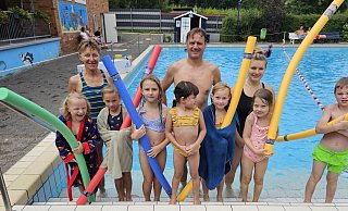 Die Schwimmtrainer Dorothee Orzelski (links), Thorsten Stiller und Mira Siekmann haben mit ihren kleinen Schülerinnen und Schülern fleißg im Waldfreibad für das Seepferdchen geübt. Zum Team gehört ebenfalls Bettina Stiller. - Astrid Sewing