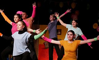 Die Mitwirkenden agieren in großer Bühnenpräsenz und bringen das Tanz-Theaterstück "Pippilotta" beeindruckend auf die Bühne. - Thomas Krügler