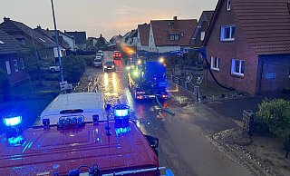 In Lage müssen nach dem Starkregen am 22. Mail Keller ausgepumpt werden. - Feuerwehr Lage