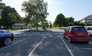 Auf der Wiese nebem dem Heinrich-Drake-Platz soll der Neubau der Grundschule Bad Meinberg entstehen. - Archivfoto: Jost Wolf