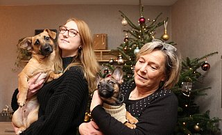 Piro (links) hat bei Sarah und ihrer Mutter Simone Bailis ein neues Zuhause gefunden. Seit einer Woche ist auch Welpe Yuki dazugekommen. Die zwei Vierbeiner verstehen sich gut. - Janet König Piro (links) hat bei Sarah und ihrer Mutter Simone Bailis ein neues Zuhause gefunden. Seit einer Woche ist auch Welpe Yuki dazugekommen. Die zwei Vierbeiner verstehen sich gut. - Janet König