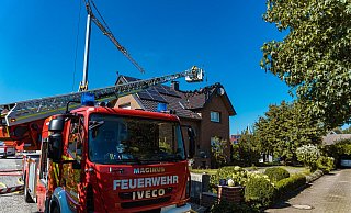 Die Feuerwehr war zu Spitzenzeiten mit 60 Einsatzkräften vor Ort. - Freitag TV