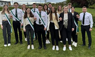 Das Königspaar Luisa Wiechers (vorne von rechts) und Kerstin Milchberger sowie das Jungschützen-Königspaar Lars Thorenmeier und Inga Fiene freuen sich mit ihren Hofstaaten auf ein schönes Fest. - Schützengesellschaft Lothe