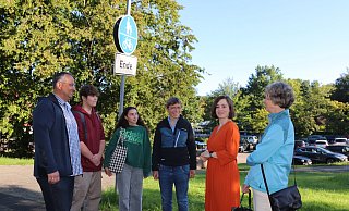 Wie der Schulweg sicherer werden kann beschäftigt Christian Landerbarthold (von links), Maximus König, Anna Toli, Katrin Tebben, Julia Eisentraut und Ratsmitglied Ute Hansing-Held. Foto: Knut Dinter - Knut Dinter Wie der Schulweg sicherer werden kann beschäftigt Christian Landerbarthold (von links), Maximus König, Anna Toli, Katrin Tebben, Julia Eisentraut und Ratsmitglied Ute Hansing-Held. Foto: Knut Dinter - Knut Dinter