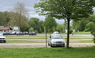 Auf der Wiese neben dem Heinrich-Drake-Platz soll der Neubau der Grundschule Bad Meinberg entstehen. - Cordula Gröne