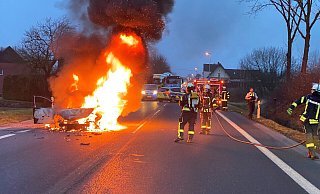 Die Feuerwehr löscht einen brennenden VW Golf in Istrup. - Dennis Rubart