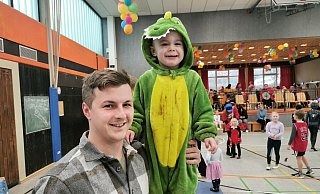 Viel Spaß beim Kinderkarneval des TBV Jahn Alverdissen haben Jörn und Sohn Maikel (3) Howind aus Alverdissen. - Sylvia Frevert