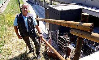 Bauhofleiter Thomas Kronshage am provisorischen Zaun, der vor einem Absturz auf das Aldi-Gelände schützen soll. - Gunter Held Bauhofleiter Thomas Kronshage am provisorischen Zaun, der vor einem Absturz auf das Aldi-Gelände schützen soll. - Gunter Held