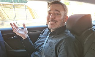 Interview an ungewöhnlichem Ort: Die LZ begleitete den Grünen-EU-Abgeordneten Sergey Lagodinsky auf seinem Weg zum nächsten Termin auf der Strecke von Detmold nach Paderborn. Bundestagsabgeordneter Robin Wagener spielte den Chauffeur. - Marianne Schwarzer