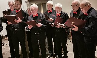 Der Männergesangverein "Liederfreund" unter der Leitung von Peter Werpup gestaltete gemeinsam mit dem Posaunenchor und der Organistin Claudia Wortmann ein abwechslungsreiches Konzert zum 3. Advent in der Alverdisser Kirche. - Sylvia Frevert