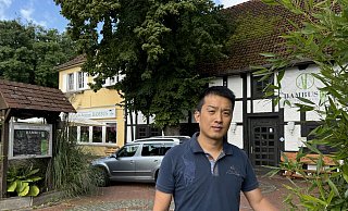 Qiqing Chen, Inhaber des „Bambus“, hat sein chinesisches Spezialitätenrestaurant in Pottenhausen im ehemaligen Siekkrug etabliert. - Sandra Castrup