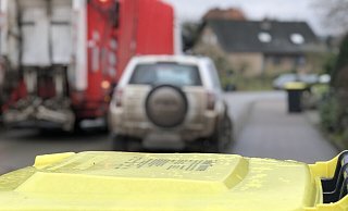 Der Plastikmüll wird in Lemgo abgefahren. Mitunter mussten die Müllwagen dabei auch rückwärts in Straßen hinein. Das darf jetzt nicht mehr sein. - Till Brand Der Plastikmüll wird in Lemgo abgefahren. Mitunter mussten die Müllwagen dabei auch rückwärts in Straßen hinein. Das darf jetzt nicht mehr sein. - Till Brand