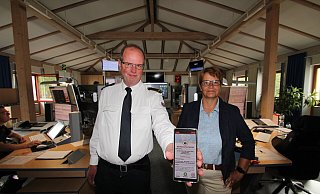 Achim Reineke und Sabine Beine zeigen die Katretter-App, die seit Ende Juni im Einsatz ist. In der Rettungsleitstelle in Lemgo-Brake werden die Einsätze koordiniert. Freiwillige mit Kenntnissen in Erster Hilfe sind angesprochen - zunächst aber nur Mitarbeiter des Rettungsdienstes selber. - Jens Rademacher