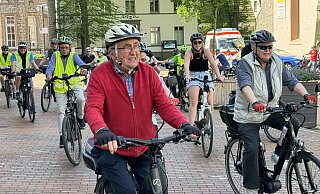 Die Volksradfahrer starten vom Marktplatz aus auf eine 22 Kilometer lange Tour. - Sandra Castrup