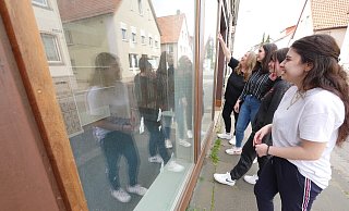Das leer stehende Fachwerkhaus in der Nordstraße, was die Initiatioren des "Youth Point"-Projekts - Bianca Kompalla (von hinten), Soad Bransi, Marlene Dietrich und Dilara Elmas - ursprünglich favorisiert hatten, ist Geschichte. Ein sozialer Dienstleister hatte Interesse an dem Gebäude angemeldet. Nun soll es Räume in der Turmschule geben. - Archivfoto: Jost Wolf
