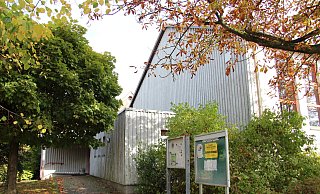 Durch den Eingang der Mehrzweckhalle kommt man zum Gemeinschaftsraum in Wahmbeckerheide. - Nadine Uphoff
