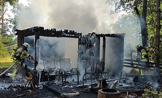 Eine Gartenhütte brennt in Pottenhausen. - Feuerwehr Lage