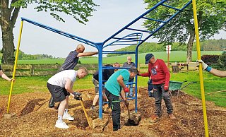 Mit vereinten Kräften haben die Siekholzer angepackt, um ihren Kinderspielplatz wieder zu einem Schmuckstück zu machen. Am 2. Juli weihen sie es ein. - Marianne Schwarzer(LZ)