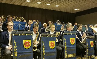 Gibt nach zwei Jahren coronabedingter Bühnen-'Abstinenz ein schwungvolles Blasmusik-Konzert: das Alverdisser Lipperland-Orchester mit Dirigent Peter Werpup. - Sylvia Frevert(LZ)
