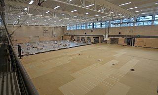 In der Sporthalle wird derzeit der Boden verlegt. Auch bei den Toiletten, der Cafeteria und auf dem Au&szlig;engel&auml;nde geht es voran. - Gemeinde Kalletal