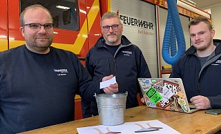 Sascha Soormann (von links) und Jens Neuse losen die angemeldeten Mannschaften den Spielgruppen zu. Jan Schröder hält im Laptop alles fest. ?Foto: Feuerwehr Bad Salzuflen - Foto: Daniel Hobein/Feuerwehr Bad Salzuflen Sascha Soormann (von links) und Jens Neuse losen die angemeldeten Mannschaften den Spielgruppen zu. Jan Schröder hält im Laptop alles fest. ?Foto: Feuerwehr Bad Salzuflen - Foto: Daniel Hobein/Feuerwehr Bad Salzuflen