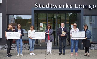 Vertreterinnen der Grundschule Kirchheide (rechts), der Realschule Lemgo (links) und der August-Hermann-Francke-Grundschule (Dritte von links) zusammen mit Siegmund Gedeon, dem Sportabzeichenbeauftragten des Stadtsportverbandes, und Renate Dalbke (Mitte).  - Stadtwerke Lemgo
